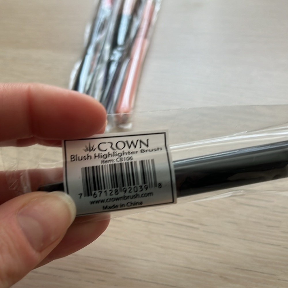 LUXIE | (4) Makeup Brush Bundle - Picture 6 of 6